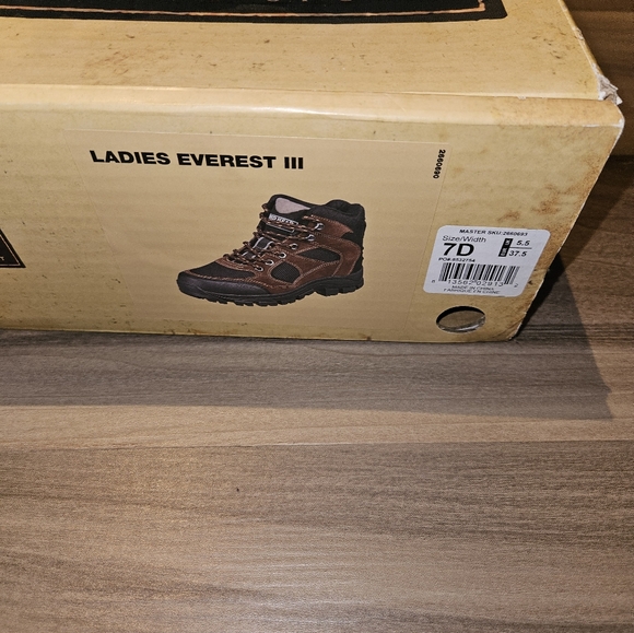 Brand new never worn mountain boots - Picture 4 of 4